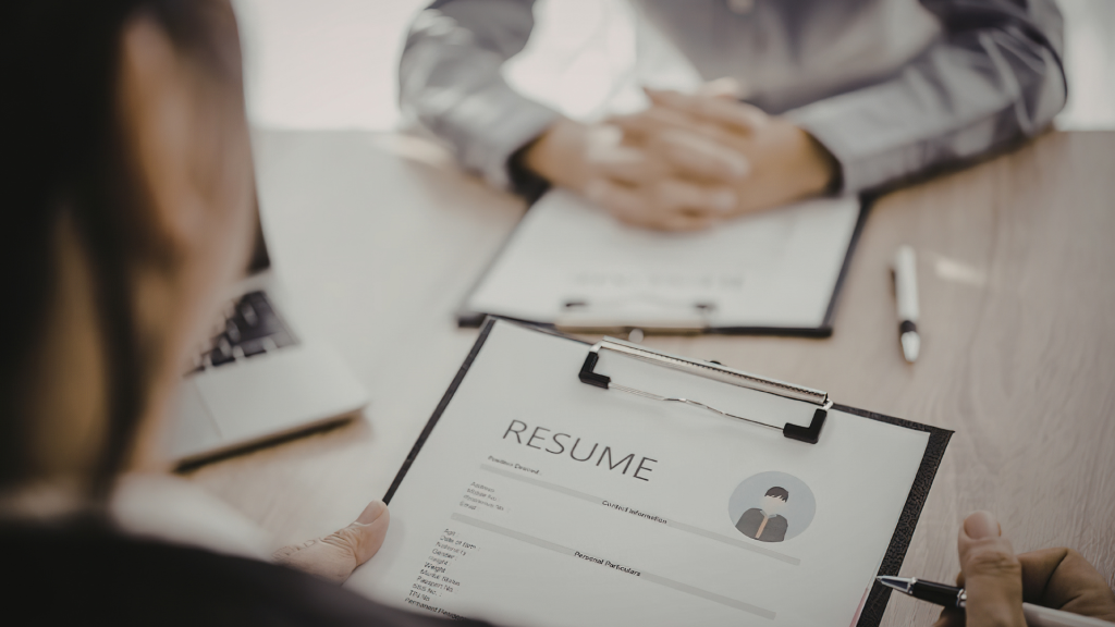 Discover 5 essential interview questions for hiring that help you assess candidates effectively, improve decision-making, and reduce costly hiring mistakes.